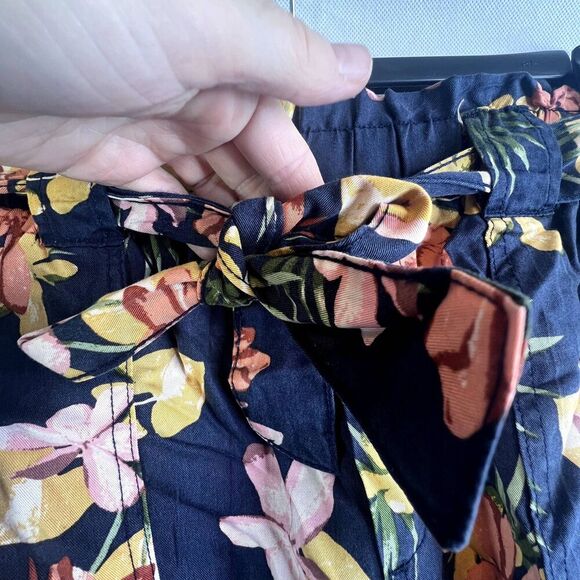 Time & Tru Navy Floral Print NWOT Paperbag Tencel Shorts Size Large (12-14) - Picture 6 of 11